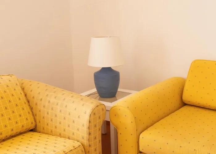 - 5 Min Walk To The *